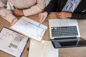 Business-team-discussing-of-partner-cooperation-to-planning-project